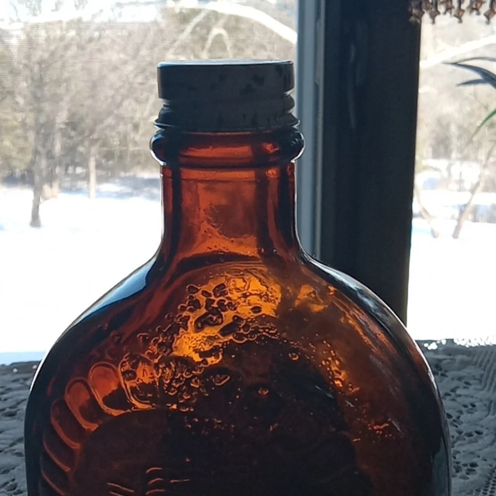 Vintage log Cabin syrup bottle 1776 bi-centennial with label still on